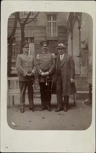 Foto Ak Deutsche Soldaten in Uniformen, Mann mit Hut