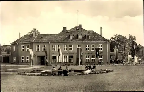 Ak Ronneburg in Thüringen, Bergarbeiterklubhaus Karl Marx, Fahnen