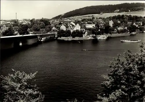 Ak Saalburg in Thüringen, Blick auf den Ort, Brücke, Binnenschiff, Stausee Bleilochtalsperre