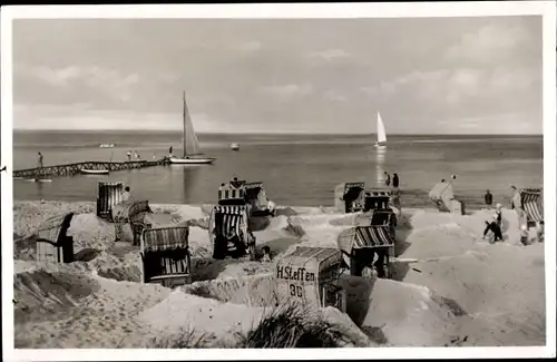 Ak Ostseebad Scharbeutz in Ostholstein, Partie am Strand, Blick auf die See, Segelboote, Strandkörbe