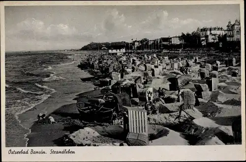 Ak Seebad Bansin, Blick auf das Strandleben, Wohnhäuser