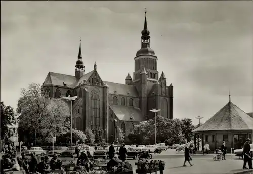 Ak Stralsund in Vorpommern, Leninplatz mit Marienkirche