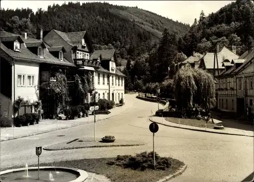 Ak Leutenberg in Thüringen, Straßenpartie, Brunnen