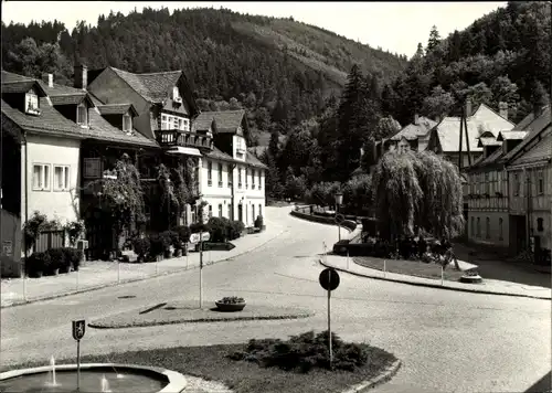 Ak Leutenberg in Thüringen, Straßenpartie, Brunnen