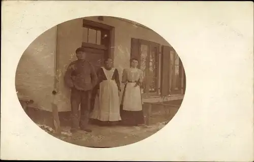 Foto Ak Hansestadt Lübeck, Gruppenfoto, Soldat mit Frauen