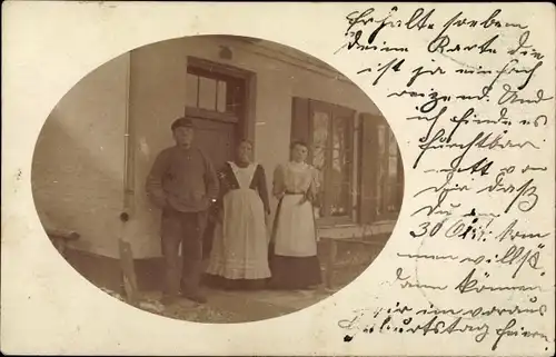 Foto Ak Hansestadt Lübeck, Gruppenfoto, Soldat mit Frauen