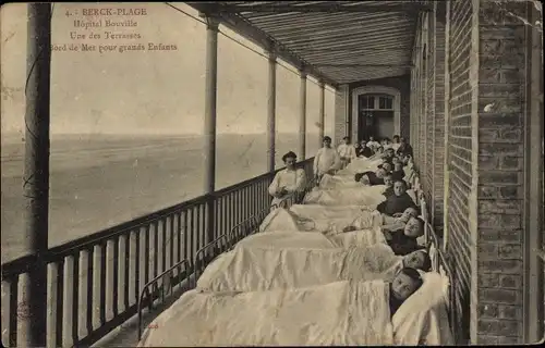 Ak Berck Plage Pas de Calais, Hopital Bouville, Une des Terrasses, Bord de Mer pour grands Enfants