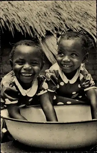 Ak Afrikanische Kinder, Portrait, Waschwanne, Mission