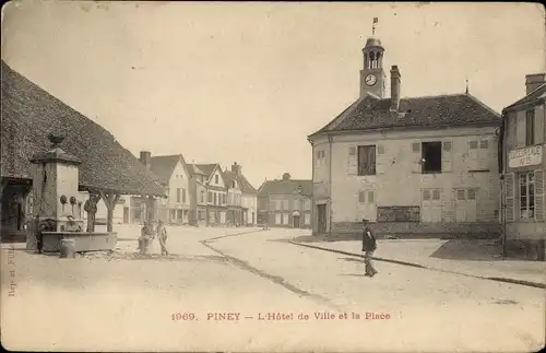 Ak Piney Aube, Das Rathaus und der Platz