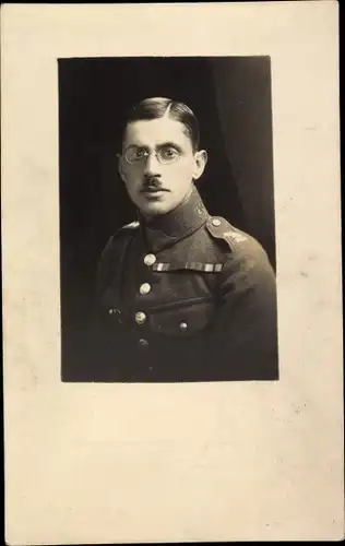 Foto Ak Tschechischer Soldat in Uniform, Portrait, Brille