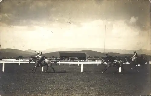 Foto Ak Pferderennsport, Pferderennbahn, Jockeys, Pferde