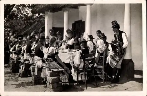 Ak Ungarische Tracht, Hochzeitsschmaus, Gäste am Tisch
