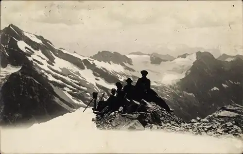 Foto Ak Bergsteiger auf einem Gipfel im Gebirge