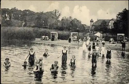 Ak Männer und Frauen in Badeanzügen, Strandbad