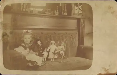 Foto Ak Mädchen mit Puppen auf einem Sofa