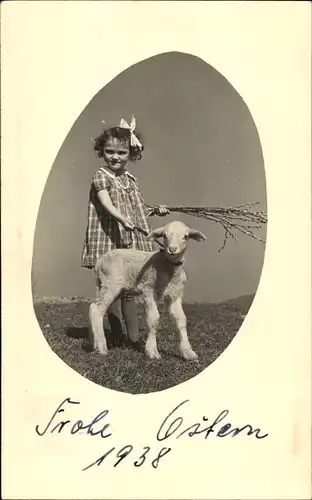 Foto Ak Glückwunsch Ostern, Mädchen mit Lamm auf einer Wiese