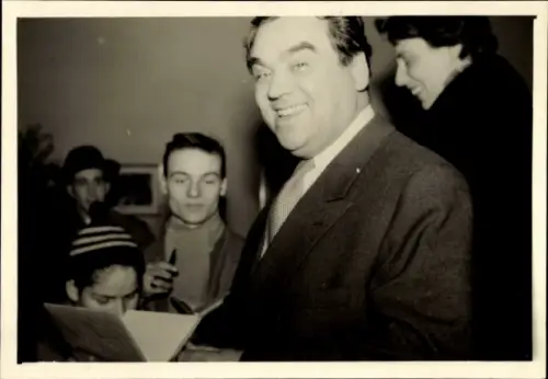 Foto Schauspieler Walter Richter, Fans bitten um Autogramm