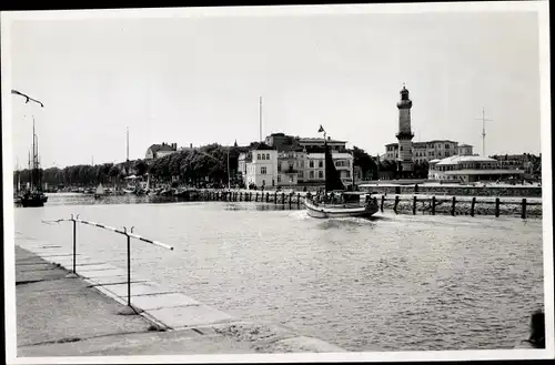 Foto Ak Ostseebad Warnemünde Rostock, Partie am Strom mit Blick zum Leuchtturm