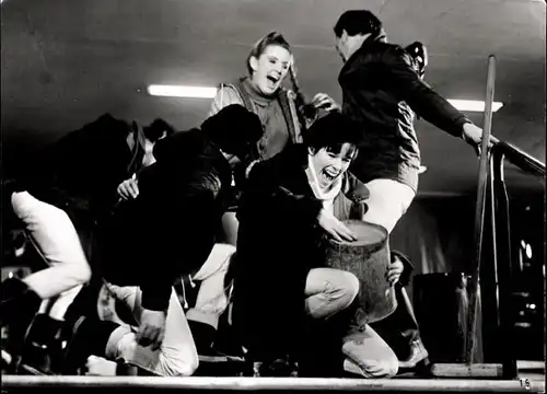 49 Pressefotos Geraldine Chaplin, Stranger in the house, The Hawaiians