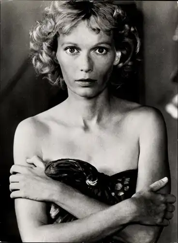 28 Pressefotos Mia Farrow, Portraits und Filmszenen