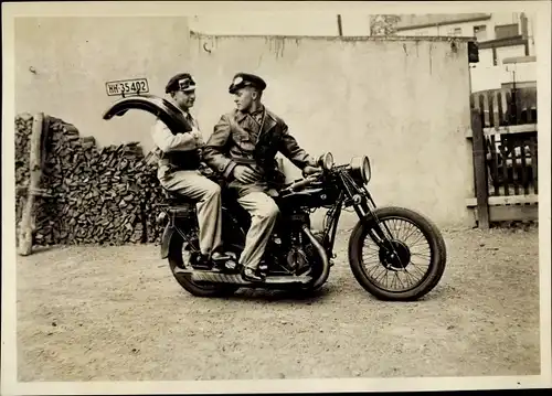 Foto Zwei Männer auf einem Motorrad, Panne auf der Pfingstfahrt nach Flensburg 1931, HH 35402