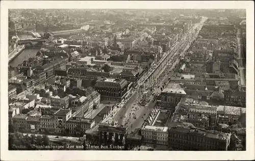 Ak Berlin Mitte, Brandenburger Tor, Unter den Linden, Fliegeraufnahme