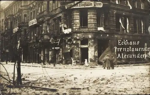 Foto Ak Berlin, Straßenkämpfe 1919, Eckhaus Prenzlauer Straße, Alexanderplatz