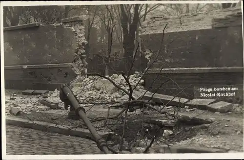 Foto Ak Berlin, Fliegerbomben am Nikolaikirchhof, Revolution 1919, Prenzlauer Straße