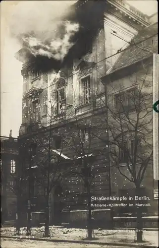 Ak Berlin Mitte, Straßenkämpfe, Artillerie Volltreffer im Marstall, Novemberrevolution 1918