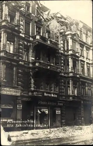 Foto Ak Berlin, Straßenkämpfe, Mineneinschlag Alte Schönhauser Straße, Photo Atelier Nora, Geschäfte