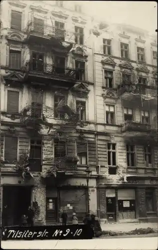 Foto Ak Berlin Friedrichshain, Straßenkämpfe, Zerstörungen Haus Tilsiter Straße 9-10