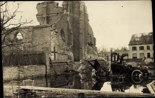 Foto Ak Stuevenskerke Stuvenskerke Westflandern ?, Kirche, Kriegszerstörung I. WK