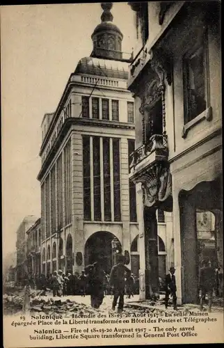 Ak Thessaloniki Saloniki Griechenland, Brand August 1917, Freiheitsplatz, Postgebäude