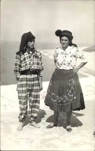 Foto Ak Nazaré Nazareth Portugal, Mann und Frau in Volkstrachten