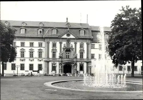 Foto Ak Erfurt in Thüringen, Regierungsgebäude, Springbrunnen, Autos