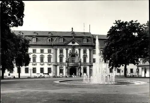 Foto Ak Erfurt in Thüringen, Regierungsgebäude, Springbrunnen, Autos