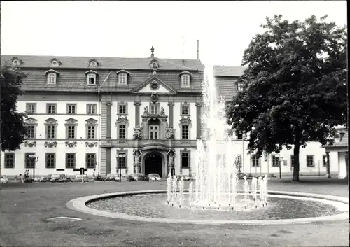 Foto Ak Erfurt in Thüringen, Regierungsgebäude, Springbrunnen, Autos