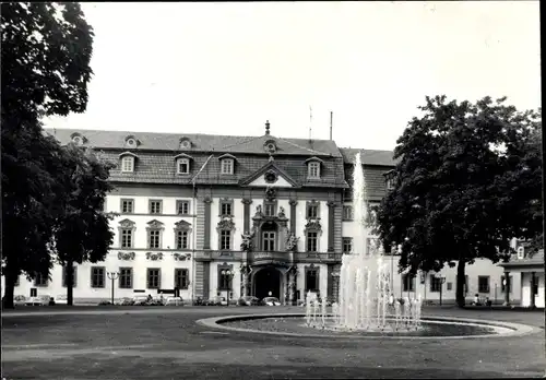 Foto Ak Erfurt in Thüringen, Regierungsgebäude, Springbrunnen, Autos