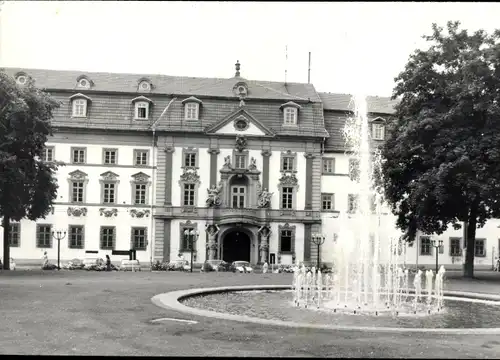 Foto Ak Erfurt in Thüringen, Regierungsgebäude, Springbrunnen, Autos