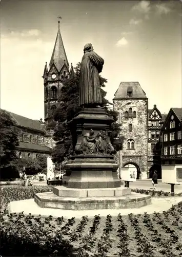 Ak Lutherstadt Eisenach in Thüringen, Lutherdenkmal mit Nicolaikirche und Nicolaitor
