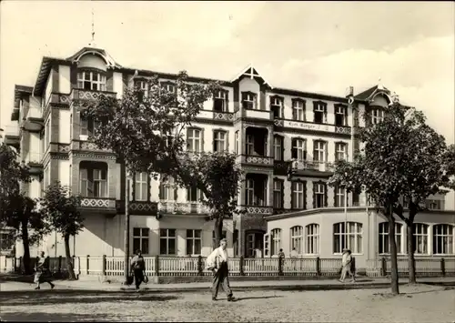 Ak Ostseebad Ahlbeck Heringsdorf Usedom, FDGB Erholungsheim Kurt Bürger, Haus I, Passanten