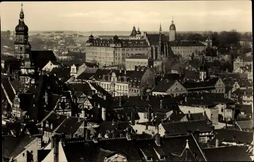 Ak Altenburg in Thüringen, Blick auf den Ort mit dem Schloss, Nikolaiturm