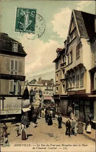 Ak Abbeville Somme, Rue du Pont aux Brouttes in Richtung Place de l&#39;Amiral Courbet