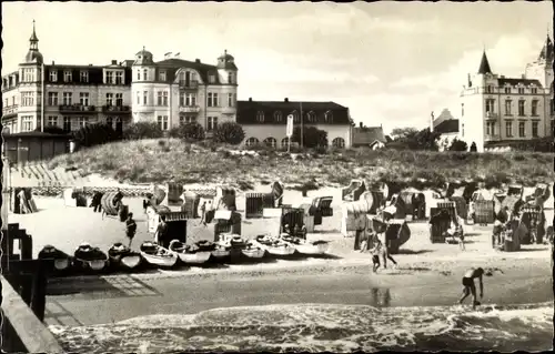 Ak Ostseebad Zinnowitz auf Usedom, Strand mit Heim Glück auf, Strandkörbe