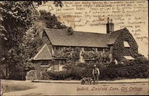 Ak Redhill Surrey South East, Linkfield Lane, Old Cottage, Mann mit Schubkarre