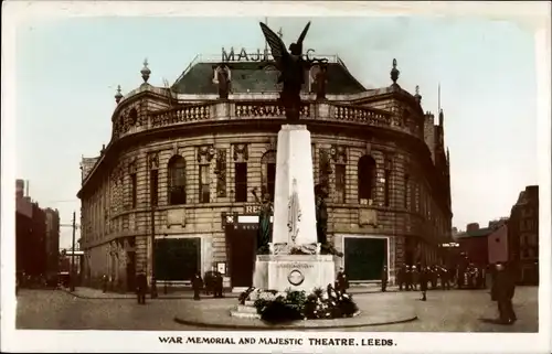 Ak Leeds Yorkshire England, War Memorial and Majestic Theatre