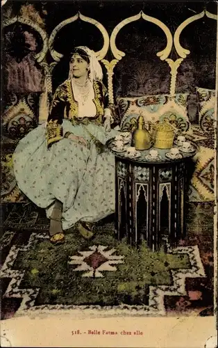 Ak Araberin in Tracht, Maghreb, Tisch, Kaffeetassen