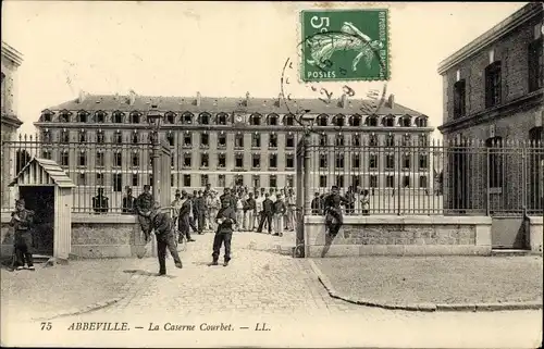 Ak Abbeville Somme, La Caserne Courbet, Soldaten