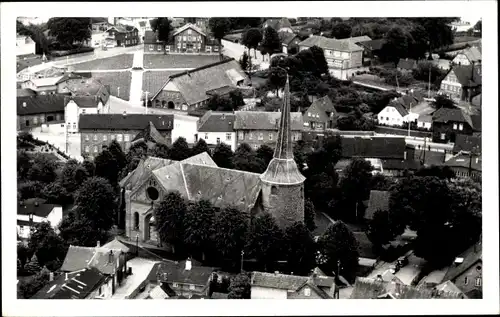 Ak Kaltenkirchen Holstein, Fliegeraufnahme der Kirche umgeben von Häusern