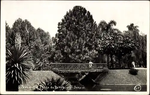 Foto Ak São Paulo Brasilien, Praca da Republica Jardim, Brückenpartie